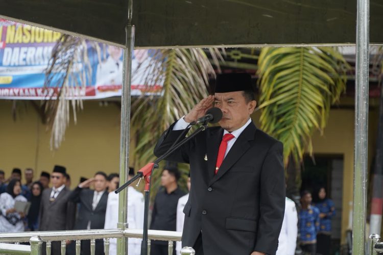 Gubernur Jambi Al Haris saat memimpin upacara peringatan Hari Otonomi Daerah ke-30 dan Hari Pendidikan Nasional 2026 tingkat Provinsi Jambi di Lapangan Kantor Bupati Bungo, Senin (4/5/2026). (Dok. Kominfo)