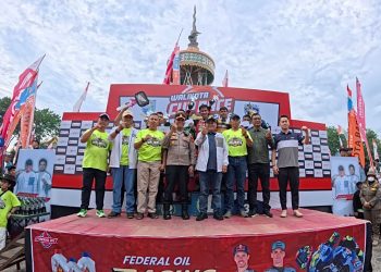Wali Kota Jambi bersama jajaran pejabat dan perwakilan PT Sinar Sentosa Primatama (Sinsen) berfoto bersama pada final Walikota Cup Race 2026 di Kota Jambi, Minggu (3/5/2026). (Dok. Redaksi)