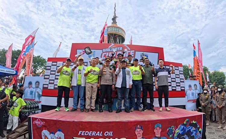 Wali Kota Jambi bersama jajaran pejabat dan perwakilan PT Sinar Sentosa Primatama (Sinsen) berfoto bersama pada final Walikota Cup Race 2026 di Kota Jambi, Minggu (3/5/2026). (Dok. Redaksi)