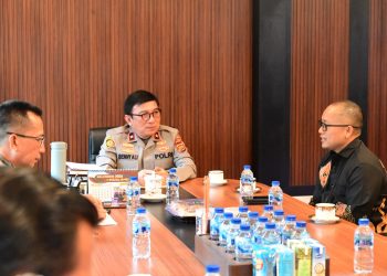 Wakapolda Jambi Brigjen Pol. B. Ali menerima audiensi jajaran manajemen PLN UID S2JB di ruang kerjanya, Senin (4/5/2026). (Dok,. Humas)