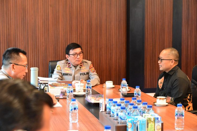 Wakapolda Jambi Brigjen Pol. B. Ali menerima audiensi jajaran manajemen PLN UID S2JB di ruang kerjanya, Senin (4/5/2026). (Dok,. Humas)