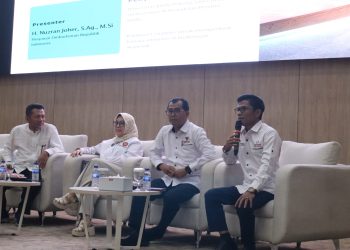 Pimpinan Ombudsman RI Nuzran Joher menyampaikan materi dalam kuliah umum di Gedung Pascasarjana Universitas Jambi, Senin (4/5/2026). (Dok. Redaksi)