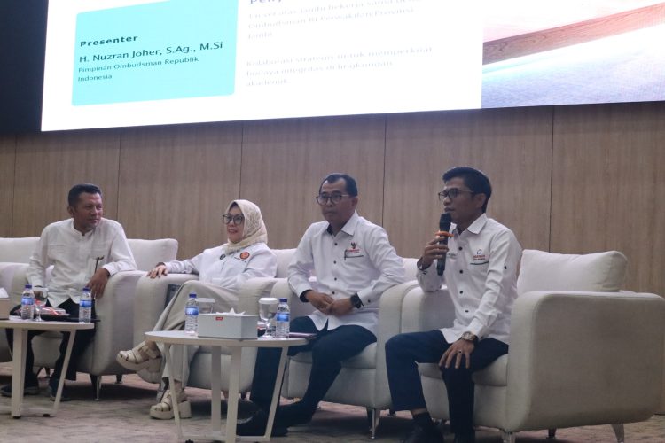 Pimpinan Ombudsman RI Nuzran Joher menyampaikan materi dalam kuliah umum di Gedung Pascasarjana Universitas Jambi, Senin (4/5/2026). (Dok. Redaksi)