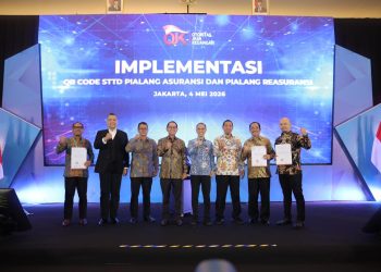 Kepala Eksekutif Pengawas Perasuransian, Penjaminan, dan Dana Pensiun OJK Ogi Prastomiyono bersama sejumlah pemangku kepentingan industri asuransi saat peluncuran implementasi QR Code STTD Pialang Asuransi dan Pialang Reasuransi di Jakarta, Senin (4/5/2026). (Dok. Humas OJK)