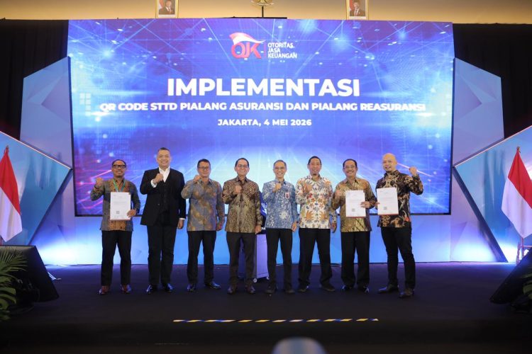 Kepala Eksekutif Pengawas Perasuransian, Penjaminan, dan Dana Pensiun OJK Ogi Prastomiyono bersama sejumlah pemangku kepentingan industri asuransi saat peluncuran implementasi QR Code STTD Pialang Asuransi dan Pialang Reasuransi di Jakarta, Senin (4/5/2026). (Dok. Humas OJK)