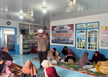 Sejumlah ibu-ibu warga Kampung Pulau Pandan mengikuti kegiatan belajar membaca Al-Qur’an di Rumah Baca Bhayangkara Bahari Ditpolairud Polda Jambi, Senin (4/5/2026). (Dok. Redaksi)