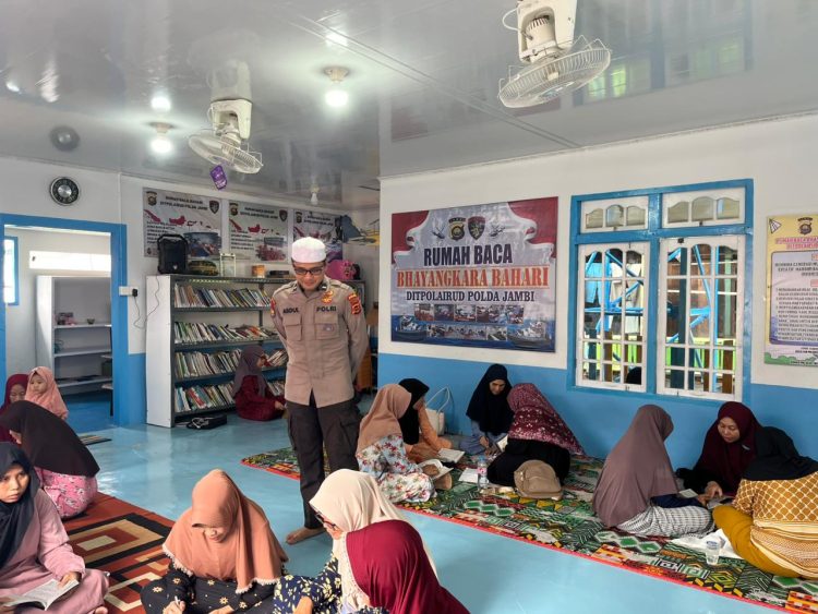 Sejumlah ibu-ibu warga Kampung Pulau Pandan mengikuti kegiatan belajar membaca Al-Qur’an di Rumah Baca Bhayangkara Bahari Ditpolairud Polda Jambi, Senin (4/5/2026). (Dok. Redaksi)