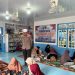 Sejumlah ibu-ibu warga Kampung Pulau Pandan mengikuti kegiatan belajar membaca Al-Qur’an di Rumah Baca Bhayangkara Bahari Ditpolairud Polda Jambi, Senin (4/5/2026). (Dok. Redaksi)