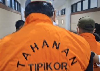 Mantan Kepala Dinas Pendidikan Provinsi Jambi Adi Varial Putra mengenakan rompi tahanan usai ditahan penyidik Ditreskrimsus Polda Jambi, Senin (4/5/2026). (Dok. redaksi)
