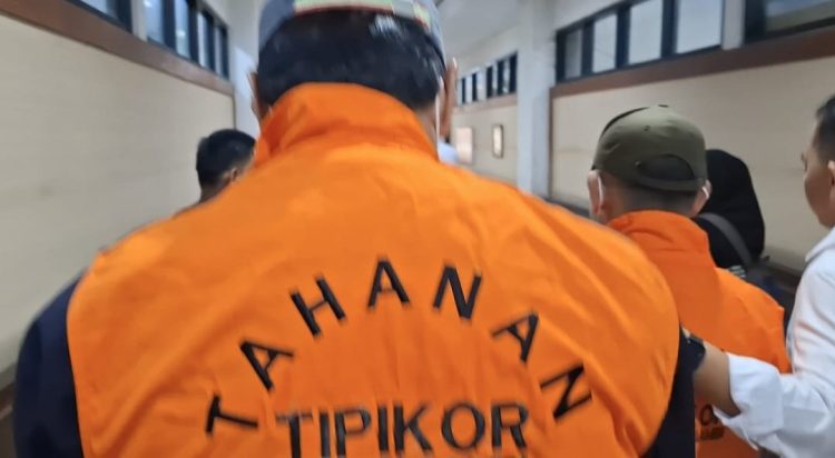 Mantan Kepala Dinas Pendidikan Provinsi Jambi Adi Varial Putra mengenakan rompi tahanan usai ditahan penyidik Ditreskrimsus Polda Jambi, Senin (4/5/2026). (Dok. redaksi)