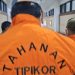 Mantan Kepala Dinas Pendidikan Provinsi Jambi Adi Varial Putra mengenakan rompi tahanan usai ditahan penyidik Ditreskrimsus Polda Jambi, Senin (4/5/2026). (Dok. redaksi)