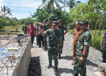 Danrem 042/Gapu Brigjen TNI Nyamin meninjau progres pembangunan jembatan di wilayah Kerinci, Jambi, Selasa (5/5/2026). (Dok. Penrem)