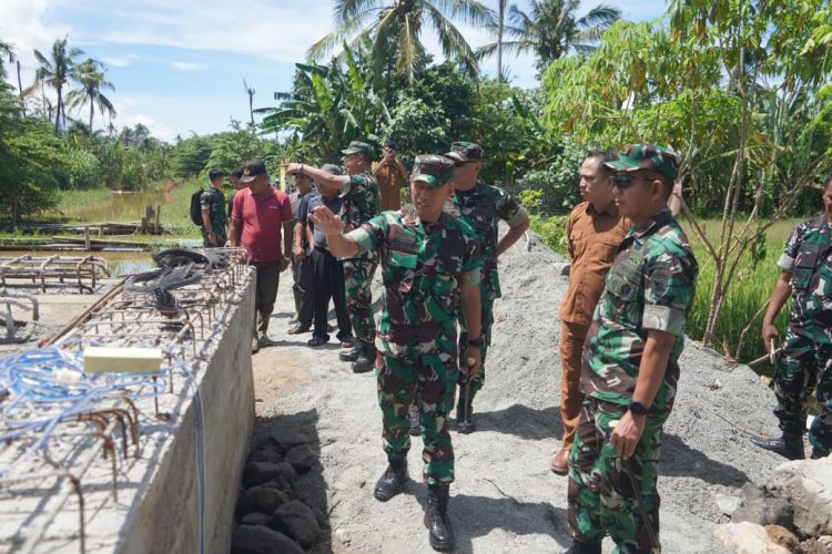 Danrem 042/Gapu Brigjen TNI Nyamin meninjau progres pembangunan jembatan di wilayah Kerinci, Jambi, Selasa (5/5/2026). (Dok. Penrem)