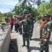 Danrem 042/Gapu Brigjen TNI Nyamin meninjau progres pembangunan jembatan di wilayah Kerinci, Jambi, Selasa (5/5/2026). (Dok. Penrem)
