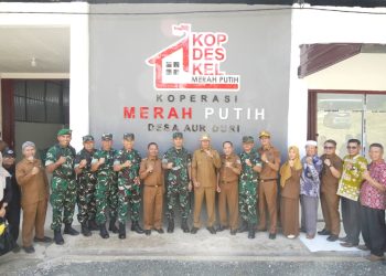 Danrem 042/Gapu Brigjen TNI Nyamin bersama Wali Kota Sungai Penuh Alfin dan jajaran meninjau Koperasi Desa/Kelurahan Merah Putih di Desa Aur Duri, Kecamatan Pondok Tinggi, Selasa (5/5/2026) (Dok. Penrem)