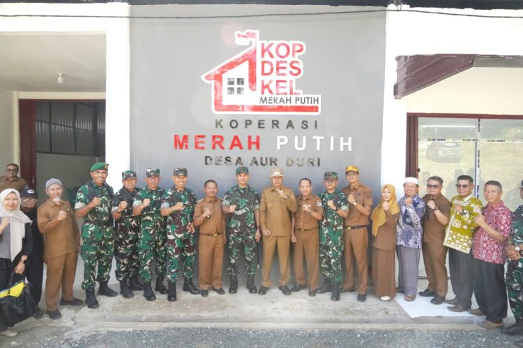 Danrem 042/Gapu Brigjen TNI Nyamin bersama Wali Kota Sungai Penuh Alfin dan jajaran meninjau Koperasi Desa/Kelurahan Merah Putih di Desa Aur Duri, Kecamatan Pondok Tinggi, Selasa (5/5/2026) (Dok. Penrem)