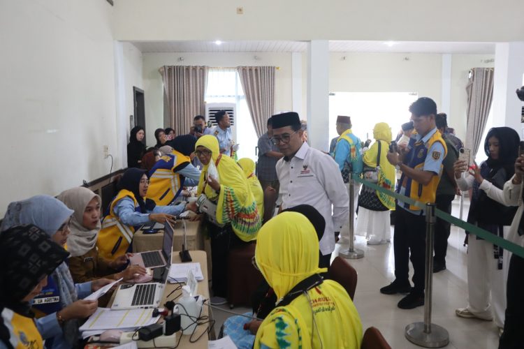 Anggota Ombudsman RI Nuzran Joher meninjau proses pelayanan jemaah calon haji di Asrama Haji Provinsi Jambi, Selasa (5/5/2026) (Dok Redaksi)