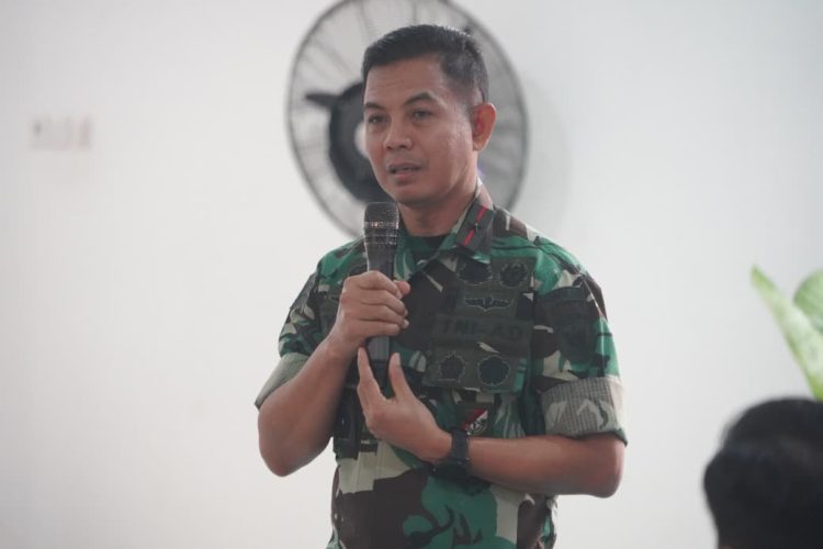 Brigjen TNI Nyamin saat memberikan keterangan dalam kegiatan silaturahmi dengan Wali Kota Sungai Penuh di Rumah Dinas Wali Kota, Selasa (5/5/2026), (Dok. Penrem)