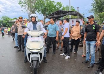 Wali Kota Jambi Maulana saat menjajal sepeda motor listrik di arena Walikota Cup Race 2026, Minggu (3/5/2026). (Dok. Sinsen)