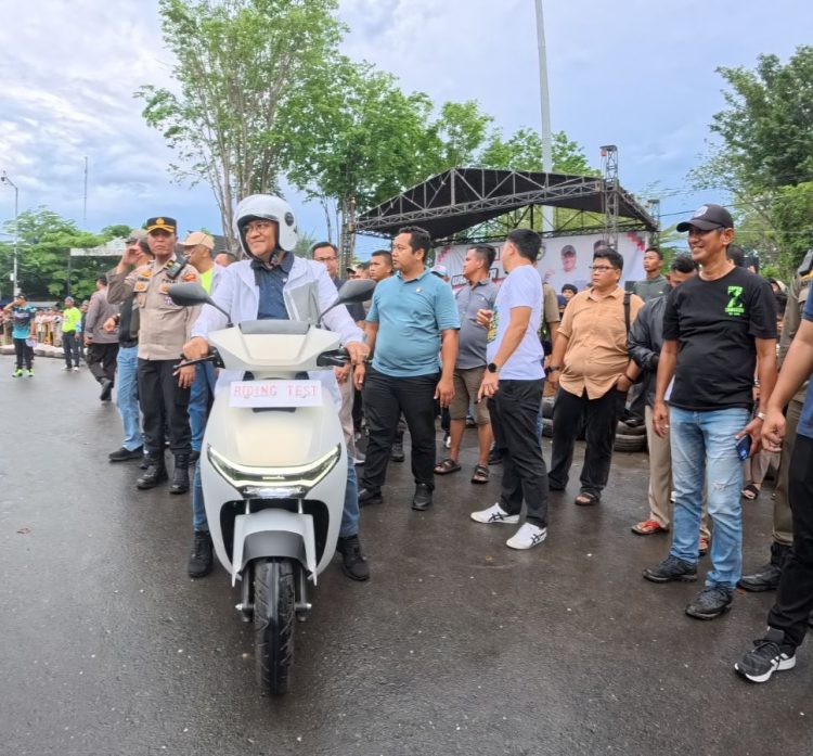 Wali Kota Jambi Maulana saat menjajal sepeda motor listrik di arena Walikota Cup Race 2026, Minggu (3/5/2026). (Dok. Sinsen)