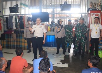Kepala Lapas Kelas IIA Jambi Syahroni Ali memberikan penjelasan kepada warga binaan saat kegiatan di dalam lapas, Selasa (5/5/2026). (Dok. Humas)