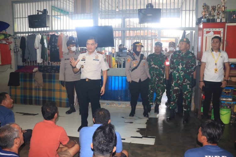Kepala Lapas Kelas IIA Jambi Syahroni Ali memberikan penjelasan kepada warga binaan saat kegiatan di dalam lapas, Selasa (5/5/2026). (Dok. Humas)