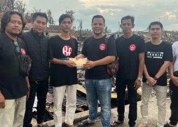Ketua ATPJ Tabroni bersama pengurus menyerahkan bantuan kepada korban kebakaran di Teluk Nilau (Dok. ATPJ)