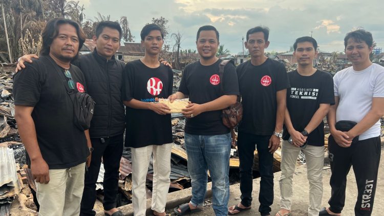 Ketua ATPJ Tabroni bersama pengurus menyerahkan bantuan kepada korban kebakaran di Teluk Nilau (Dok. ATPJ)