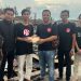 Ketua ATPJ Tabroni bersama pengurus menyerahkan bantuan kepada korban kebakaran di Teluk Nilau (Dok. ATPJ)