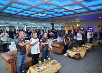 Kapolda Jambi Irjen Pol. Krisno H. Siregar dan  Sekretaris Jenderal PB POBSI Achmad Fadil Nasution pada pembukaan turnamen 9 Ball International Open Handicap Kapolda Cup pada Selasa (5/5/2026) di Black Hawk Billiard & Cafe, Kota Jambi. (Dok. Nahar)