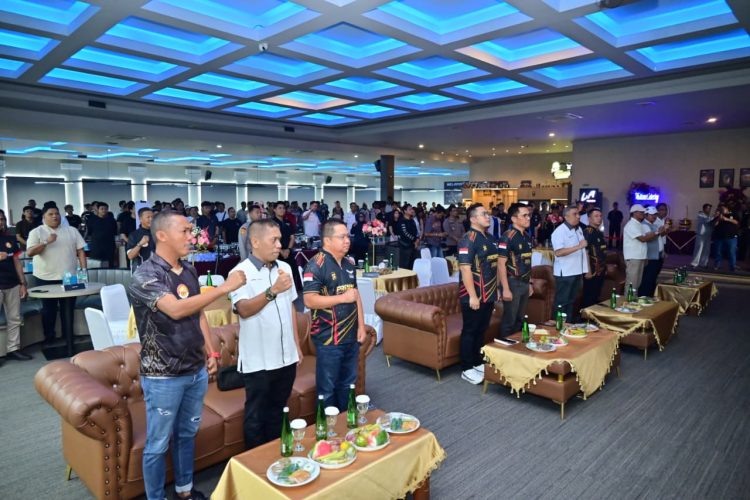 Kapolda Jambi Irjen Pol. Krisno H. Siregar dan Sekretaris Jenderal PB POBSI Achmad Fadil Nasution pada pembukaan turnamen 9 Ball International Open Handicap Kapolda Cup pada Selasa (5/5/2026) di Black Hawk Billiard & Cafe, Kota Jambi. (Dok. Nahar)