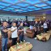 Kapolda Jambi Irjen Pol. Krisno H. Siregar dan Sekretaris Jenderal PB POBSI Achmad Fadil Nasution pada pembukaan turnamen 9 Ball International Open Handicap Kapolda Cup pada Selasa (5/5/2026) di Black Hawk Billiard & Cafe, Kota Jambi. (Dok. Nahar)