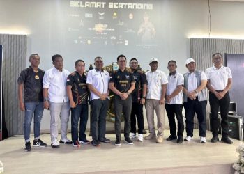Kapolda Jambi Irjen Pol. Krisno H. Siregar bersama Ketua Umum KONI Provinsi Jambi AKBP Mat Sanusi dan jajaran berfoto usai pembukaan Kejuaraan Biliar Internasional Bola 9 Kapolda Cup Jambi 2026 di Black Hawk Biliar, Selasa (5/5/2026). (Dok. Redaksi)