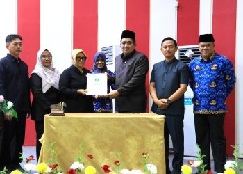 Bupati Bintan Roby Kurniawan menerima dokumen rekomendasi LKPJ Tahun Anggaran 2025 dari Ketua DPRD Bintan dalam rapat paripurna, Selasa (5/5/2026). (Dok. Kominfo)