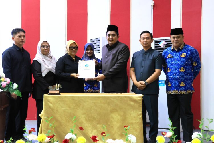 Bupati Bintan Roby Kurniawan menerima dokumen rekomendasi LKPJ Tahun Anggaran 2025 dari Ketua DPRD Bintan dalam rapat paripurna, Selasa (5/5/2026). (Dok. Kominfo)