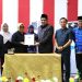 Bupati Bintan Roby Kurniawan menerima dokumen rekomendasi LKPJ Tahun Anggaran 2025 dari Ketua DPRD Bintan dalam rapat paripurna, Selasa (5/5/2026). (Dok. Kominfo)