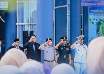 Kepala Seksi Pengadaan Tanah dan Pengembangan, Heriansah hadiri upacara Peringatan Hari Pendidikan Nasional 2026, digelar di halaman Kantor Bupati, Senin (4/5/2026). (Foto:yola)