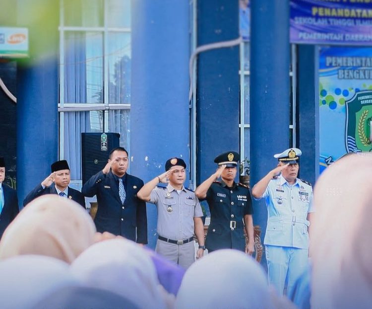 Kepala Seksi Pengadaan Tanah dan Pengembangan, Heriansah hadiri upacara Peringatan Hari Pendidikan Nasional 2026, digelar di halaman Kantor Bupati, Senin (4/5/2026). (Foto:yola)