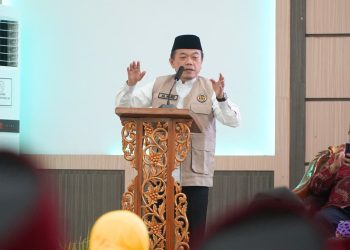 Gubernur Al Haris menyampaikan sambutan saat melepas Keberangkatan Kloter 1 Jemaah Haji asal Kota Jambi di Asrama Haji Jambi Jambi, Selasa (05/05/2026) (Dok. Diskominfo)