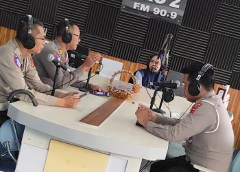 Personel Ditlantas Polda Jambi saat menjadi narasumber dalam program “Patroli Udara Siginjai” di RRI Pro 2 FM Jambi, Rabu (6/5/2026). (Dok. Redaksi)