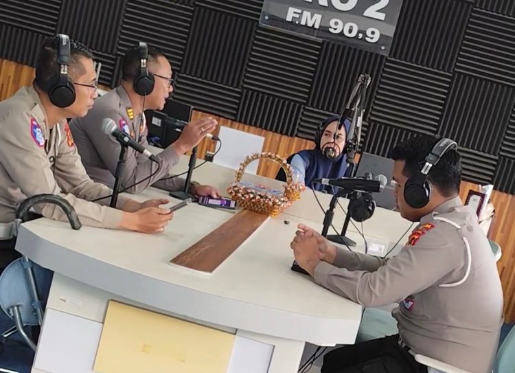 Personel Ditlantas Polda Jambi saat menjadi narasumber dalam program “Patroli Udara Siginjai” di RRI Pro 2 FM Jambi, Rabu (6/5/2026). (Dok. Redaksi)