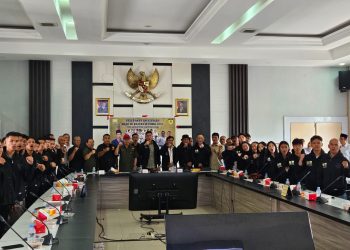 Pengurus KONI dan FORKI Jambi bersama para atlet karate saat pelepasan tim menuju Kejuaraan Nasional Karate di Bandung, Jawa Barat, Rabu (6/5/2026). (Dok. Redaksi)