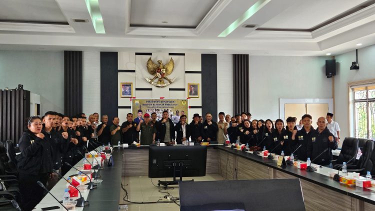 Pengurus KONI dan FORKI Jambi bersama para atlet karate saat pelepasan tim menuju Kejuaraan Nasional Karate di Bandung, Jawa Barat, Rabu (6/5/2026). (Dok. Redaksi)