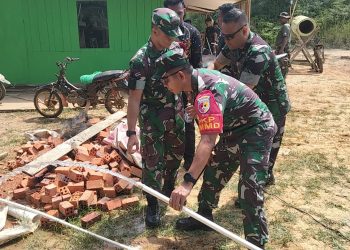 Danrem 042/Gapu Brigjen TNI Nyamin bersama jajaran meninjau progres pembangunan program TMMD ke-128 di Desa Seko Besar, Kabupaten Sarolangun. (Dok. Penerem)