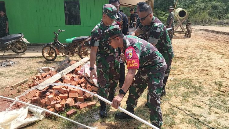 Danrem 042/Gapu Brigjen TNI Nyamin bersama jajaran meninjau progres pembangunan program TMMD ke-128 di Desa Seko Besar, Kabupaten Sarolangun. (Dok. Penerem)