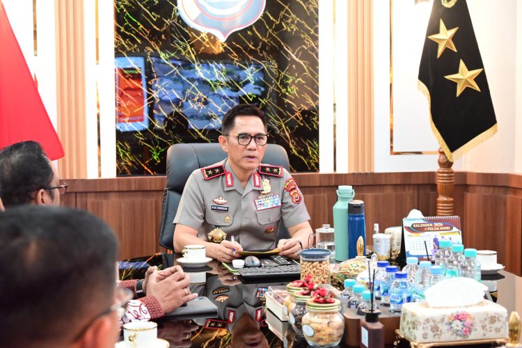 Kapolda Jambi Irjen Pol. Krisno H. Siregar menerima kunjungan silaturahmi jemaat Gereja Protestan di Indonesia bagian Barat (GPIB) di Mapolda Jambi, Rabu (6/5/2026). (Dok. Humas)