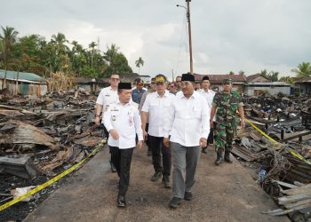 Gubernur Jambi Al Haris bersama jajaran meninjau lokasi kebakaran di Kelurahan Teluk Nilau, Kecamatan Pengabuan, Kabupaten Tanjung Jabung Barat, Rabu (6/5/2026). (Dok . Kominfo)