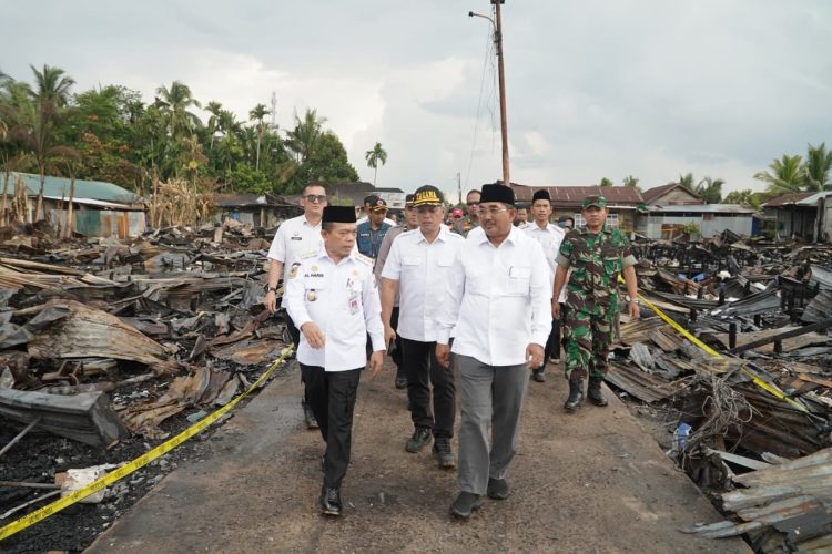 Gubernur Jambi Al Haris bersama jajaran meninjau lokasi kebakaran di Kelurahan Teluk Nilau, Kecamatan Pengabuan, Kabupaten Tanjung Jabung Barat, Rabu (6/5/2026). (Dok . Kominfo)