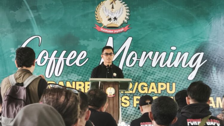 Danrem 042/Garuda Putih Brigjen TNI Yamin memberikan sambutan saat kegiatan coffee morning bersama insan pers di Jambi, Kamis (7/5/2026). (Dok. Nahar)