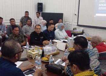 Ketua Umum KONI Provinsi Jambi AKBP Mat Sanusi bersama pengurus KONI dan perwakilan cabang olahraga mengikuti pertemuan dengan SKK Migas dan KKKS di Jambi, Rabu (6/5/2026) (Dok. Redaksi)
